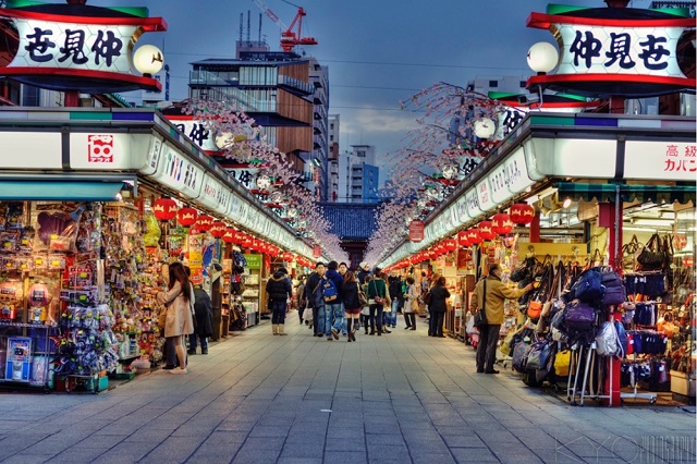 Một con phố ở khu mua sắm Asakusa Một con phố ở khu mua sắm Asakusa